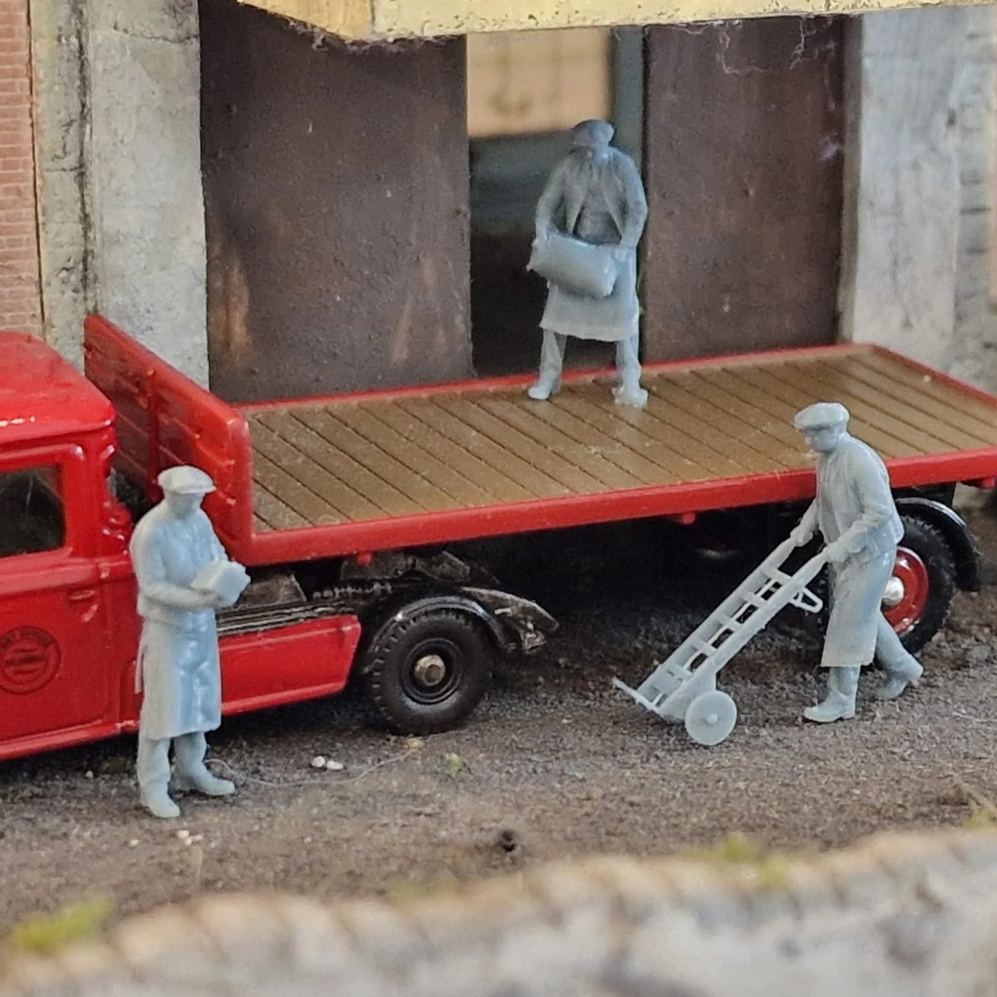 11107-043 O Gauge Goods Yard Workers