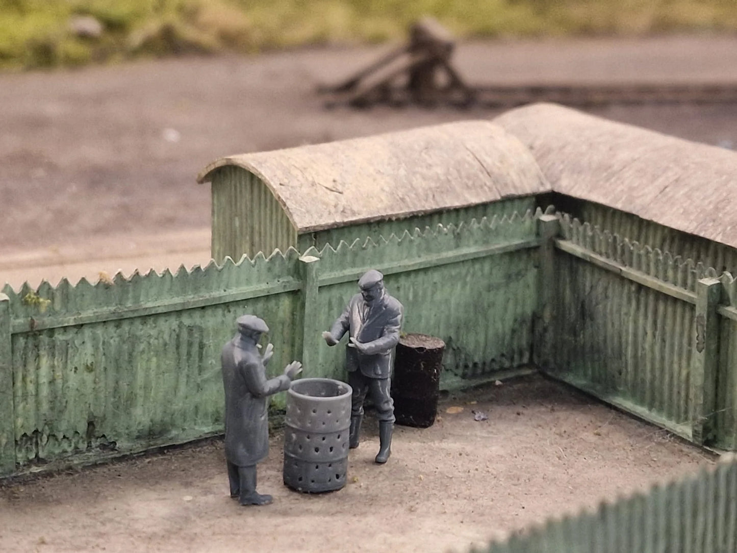 14304-076 OO Gauge Town and Country - Workman and Brazier