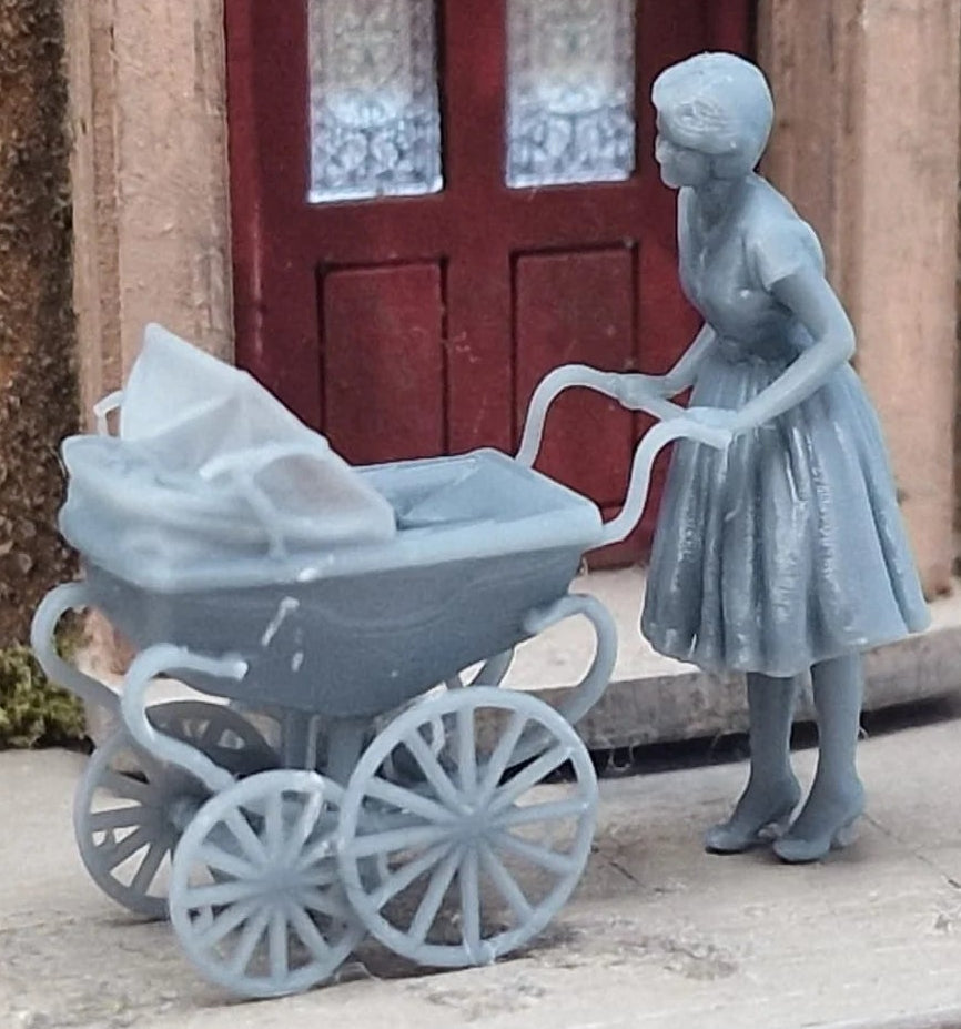 1605-043 O Gauge Town and Country - Woman with Pram