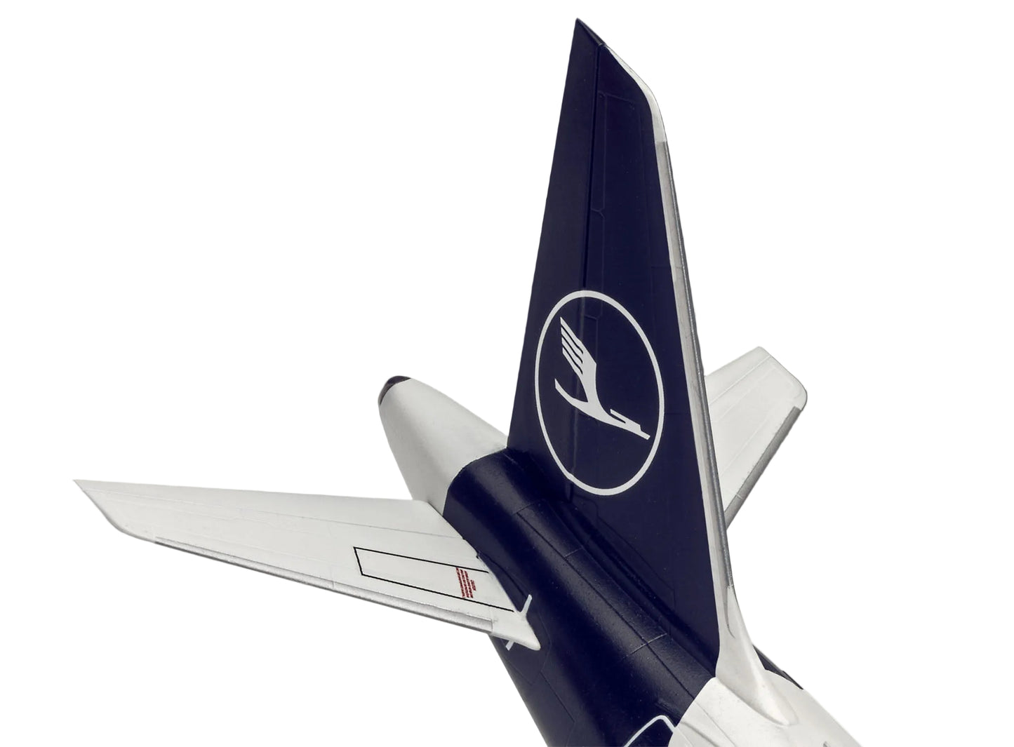03942 Airbus A320neo "Lufthansa" New Livery (1:144 Scale) Model Kit