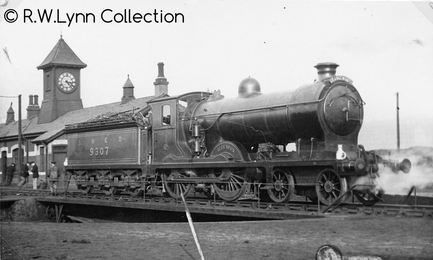 S4103-04 Class D34 ‘Glen’ 4-4-0 9307 “Glen Nevis” LNER Lined Grass Green (1923-1927) Steam Locomotive