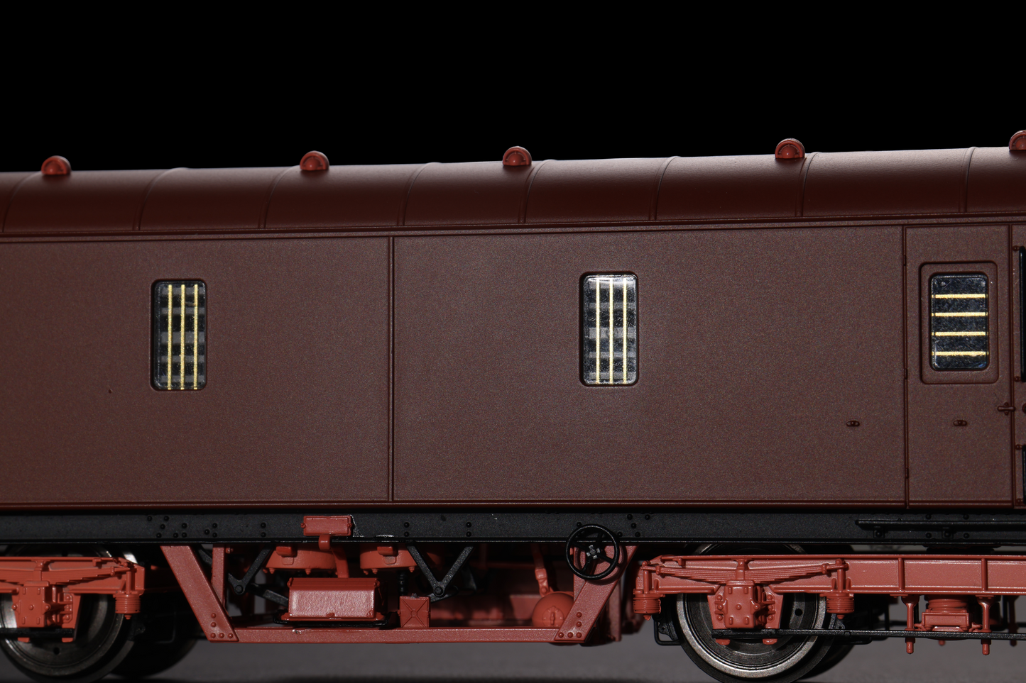 C2020 LMS 42ft GUV Parcels Van LMS Lined Crimson 37714