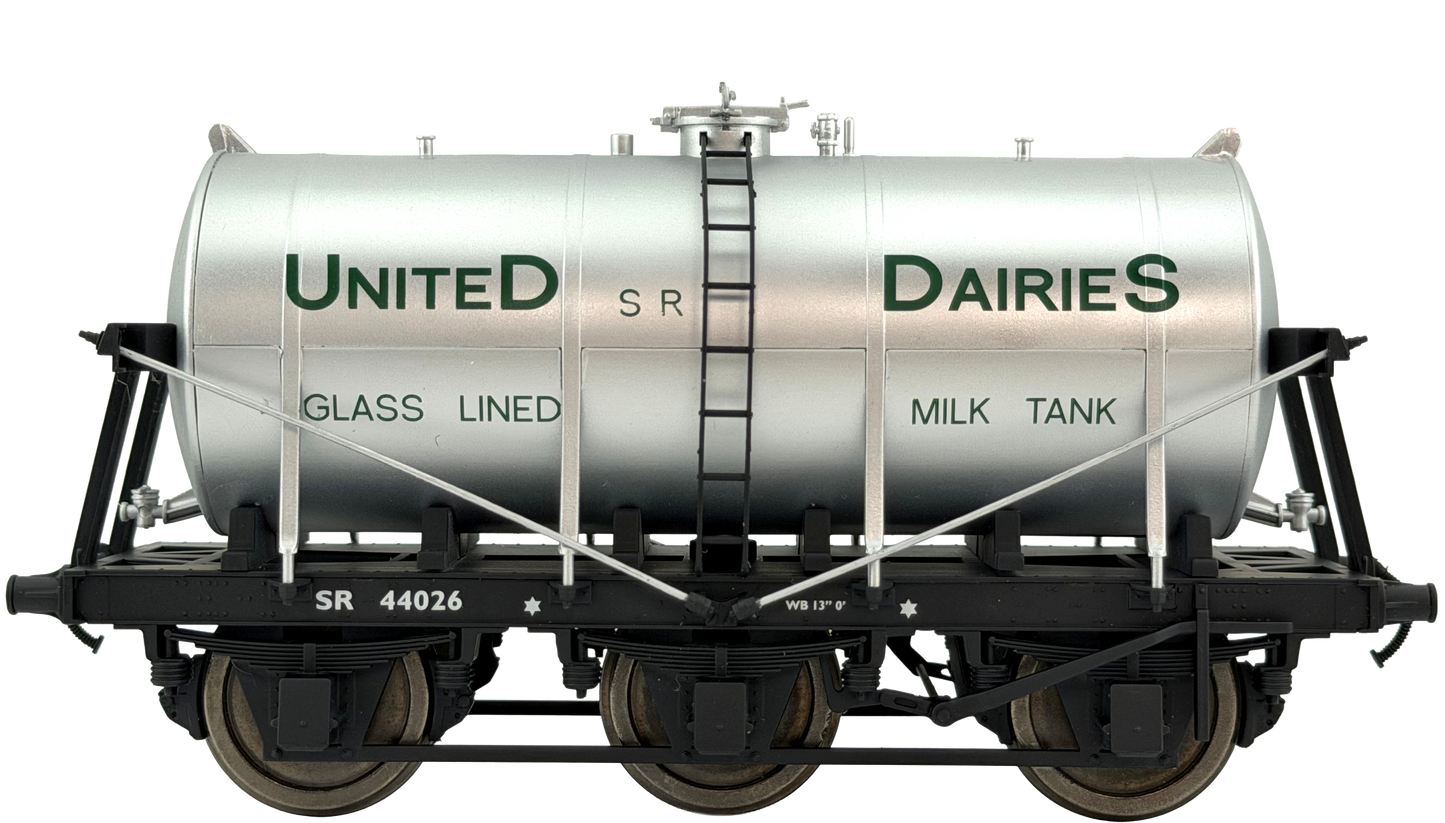 7F-031-010 6 Wheel Milk Tanker United Dairies 44026