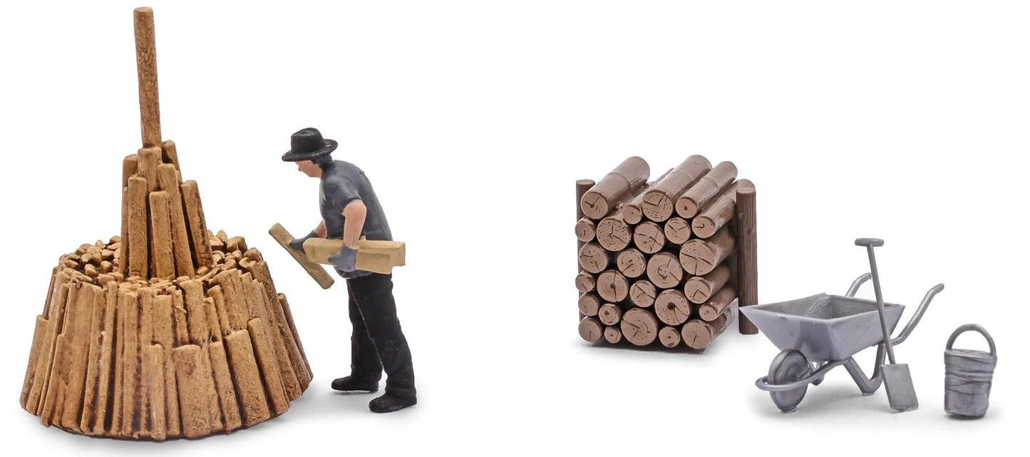 BUS79941 Stacking wood