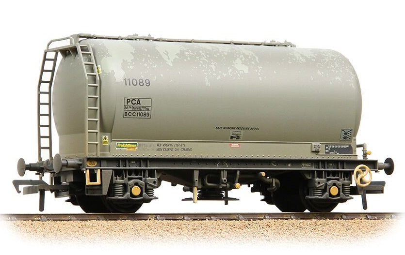 38-653A PCA Metalair Bulk Powder Wagon 'Freightliner Heavy Haul' Grey No.11089 - Weathered