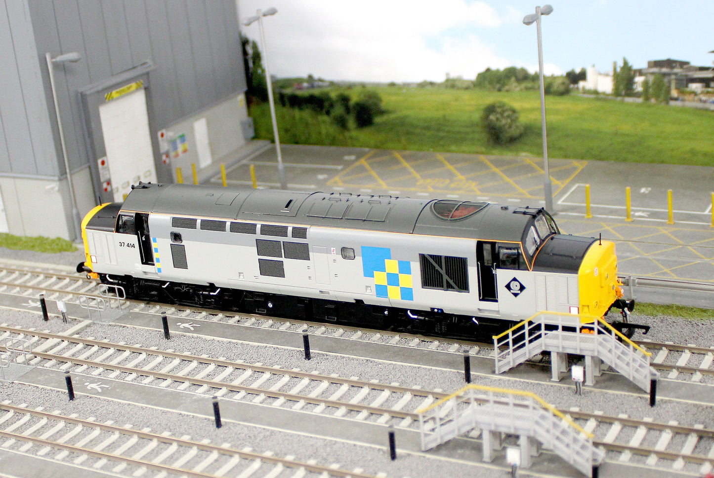 ACC3152 Class 37 Railfreight Construction 37414 Diesel Locomotive
