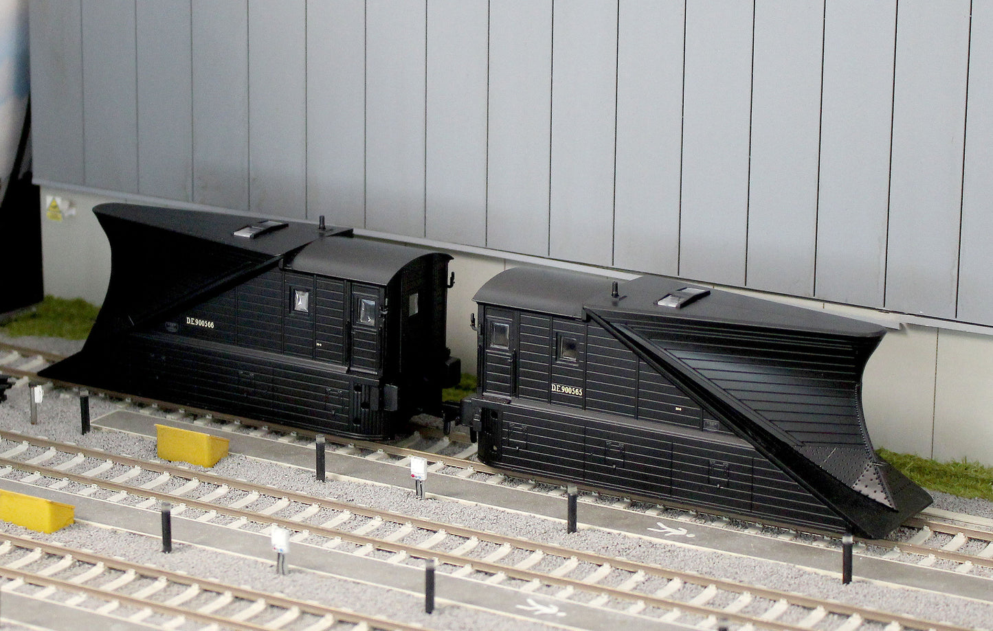 38-642Z Pair of 2 NER Snowploughs DE900565 & DE900566 BR Departmental Black