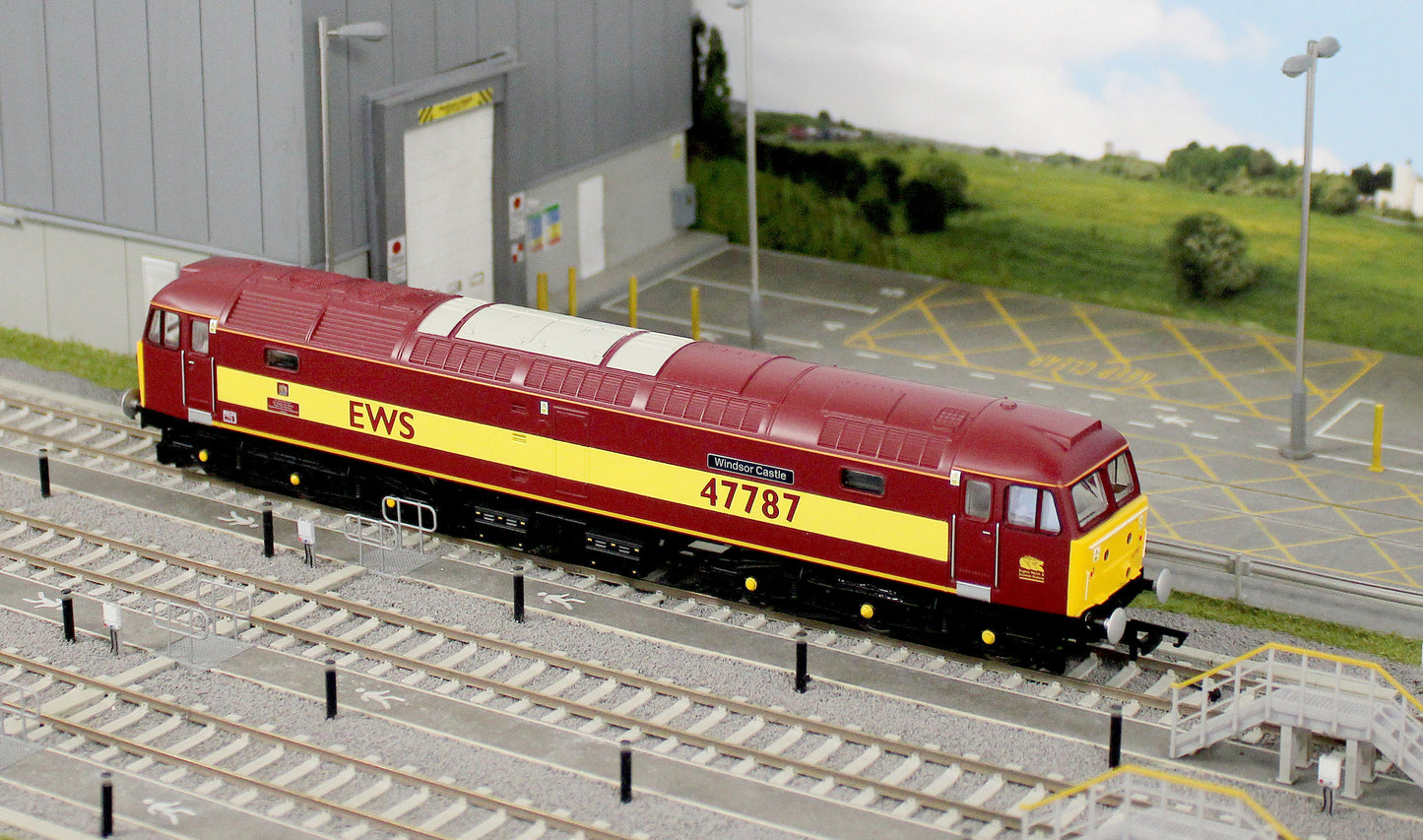 R30541 RailRoad Class 47/7 EWS 47787 'Windsor Castle' Diesel Locomotive