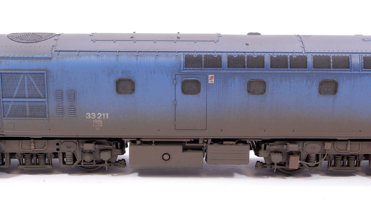 Pre-Owned Class 33/2 33211 BR Blue Diesel Locomotive - Faded/Weathered