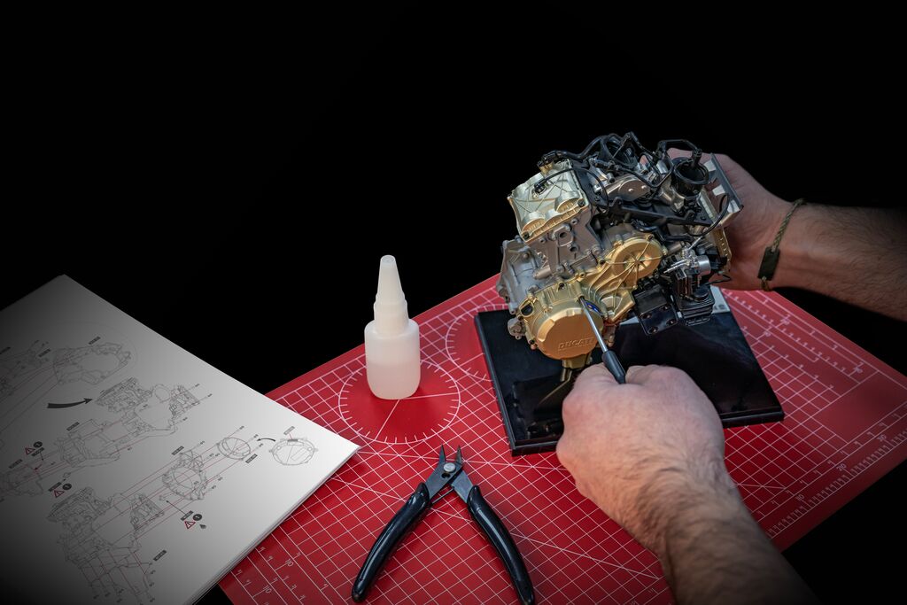 Ducati Superquadro - V2 Engine 1:4 Scale Model Kit