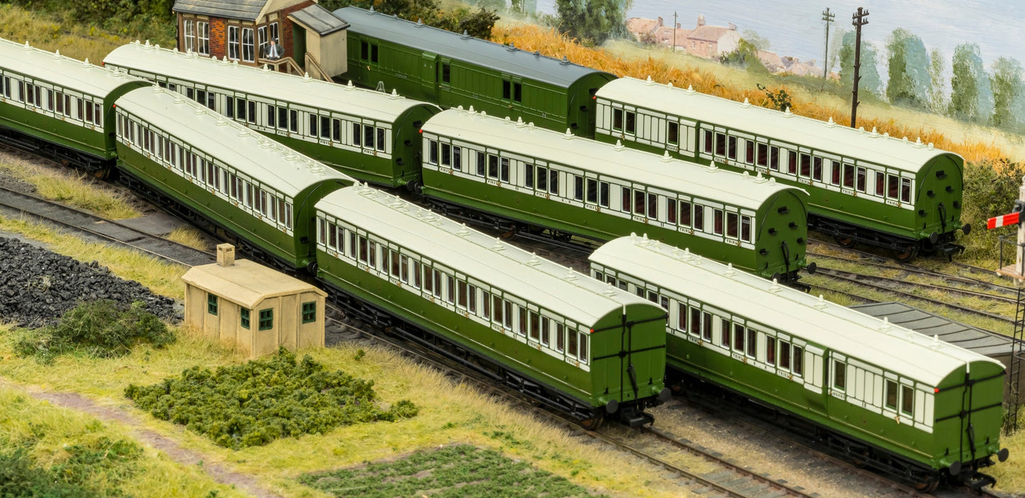 978114 ‘Evolution’ 48’ Highland Railway Green and White Brake third No.9