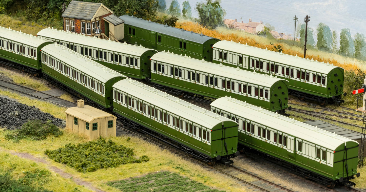 978118 ‘Evolution’ 48’ Highland Railway Green and White Full brake No.70