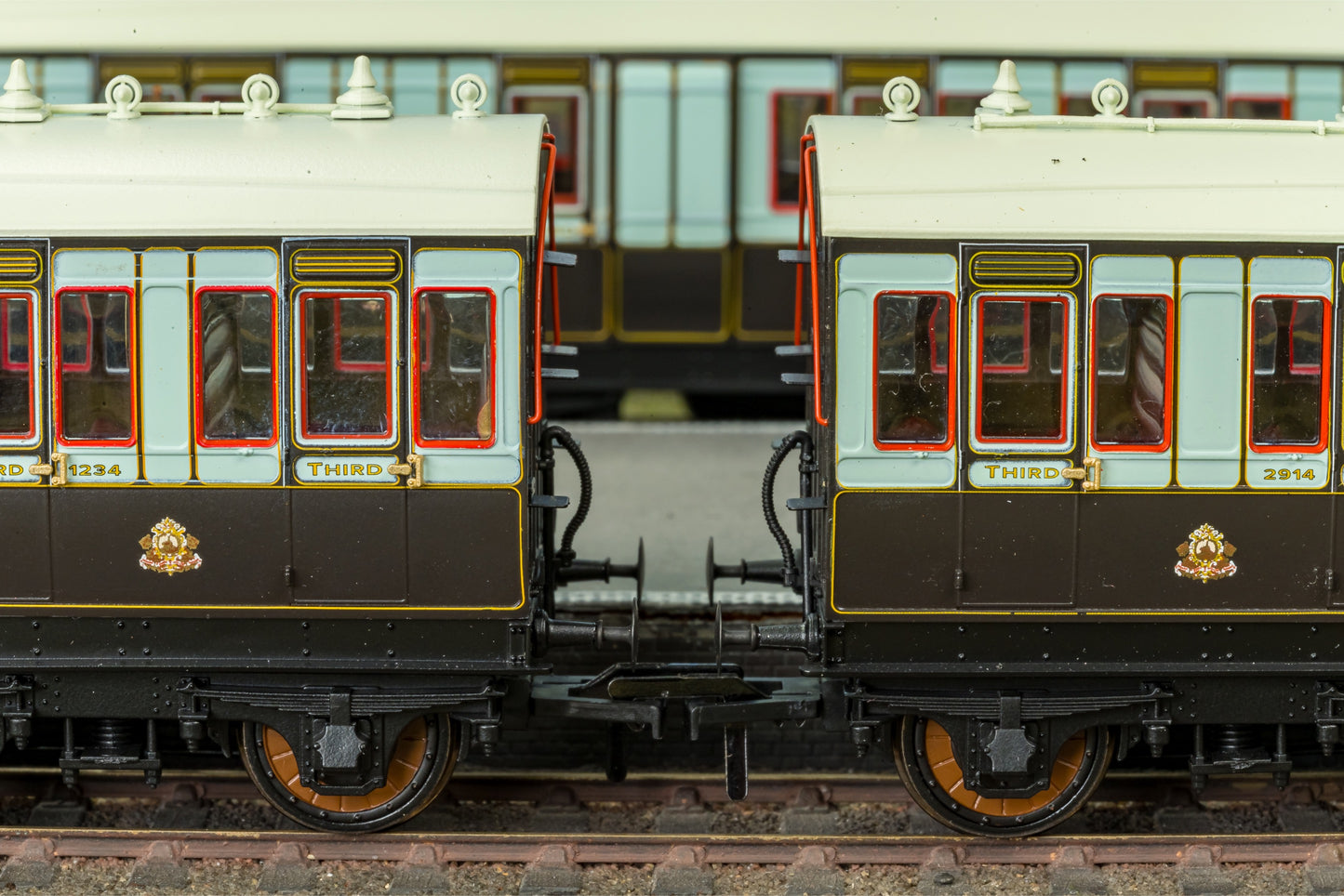 48' LNWR ‘Evolution’ Non-Corridor First No.4906