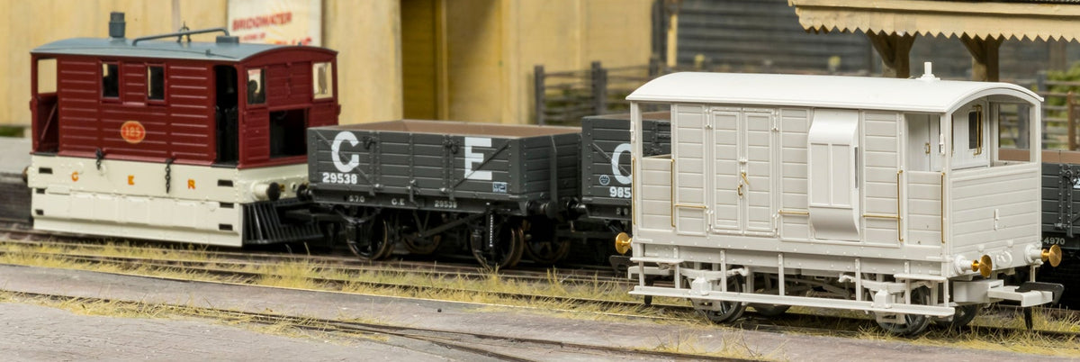 820017 LSWR/WD 20T Brake Van - No. 32 LPTB Grey