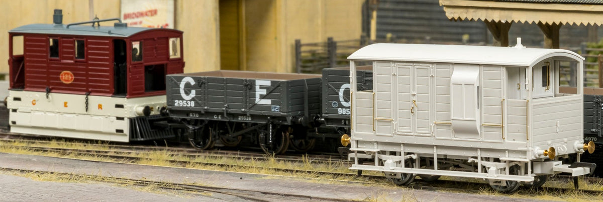 820008 LSWR/WD 20T Brake Van - No. 27 Metropolitan Grey