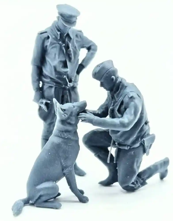 1:48 Scale - World War Two - Luftwaffe Pilots with German Shepherd