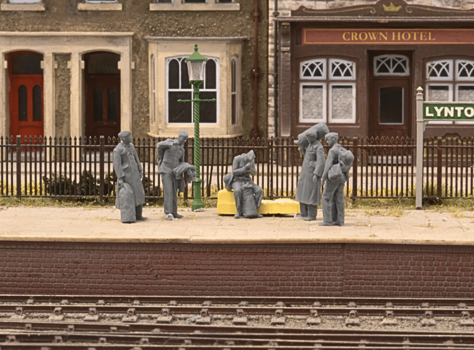 1:32 Scale - World War Two - RAF Personnel on Leave