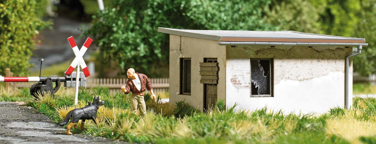BUS1952 Old crossing keepers hut