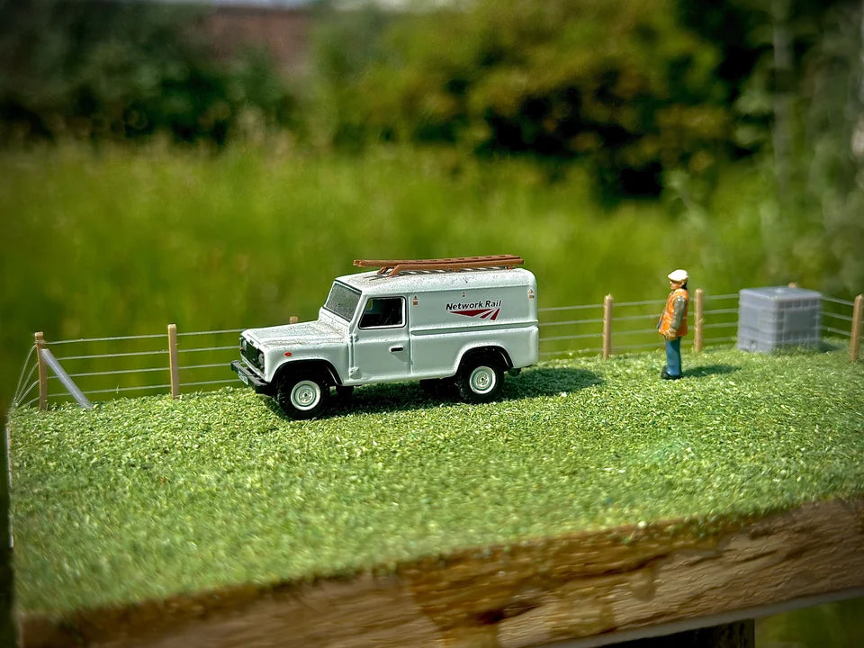 OO Gauge Wire Fence Posts (Single Pack) - Unpainted