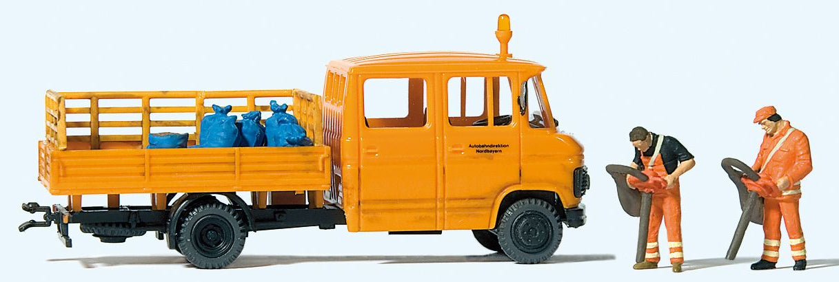 33262 Mercedes Benz L407D Leaf Collection Scene Figure Set