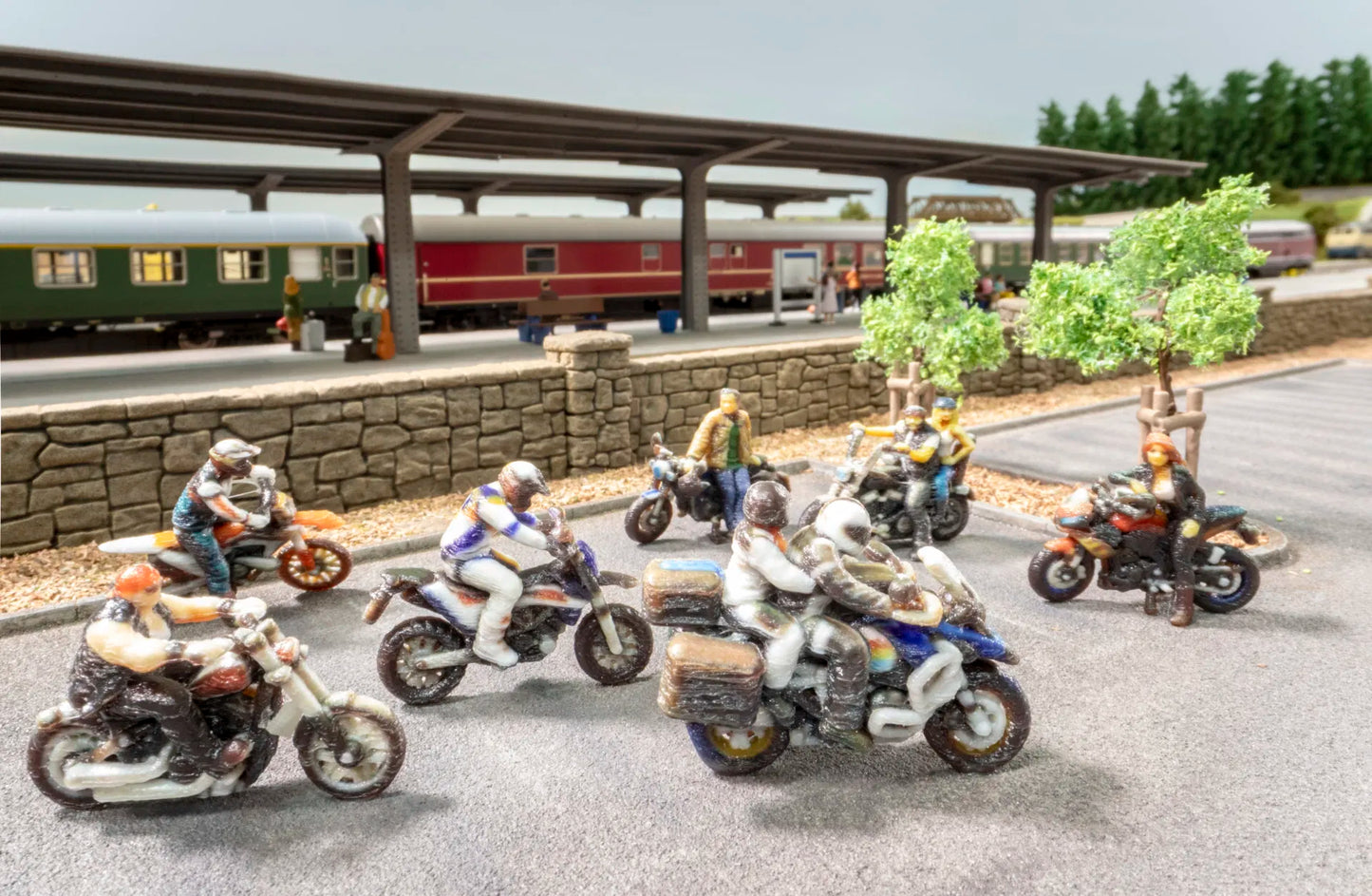 N10904 Chopper with Biker & Pillion Standing 3D Master Figure