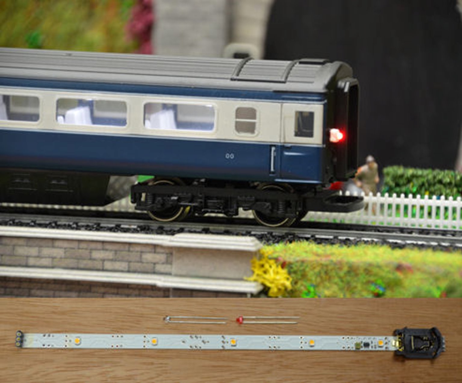 Train Tech TTCL21 Automatic Coach Lighting - Cool – Rails