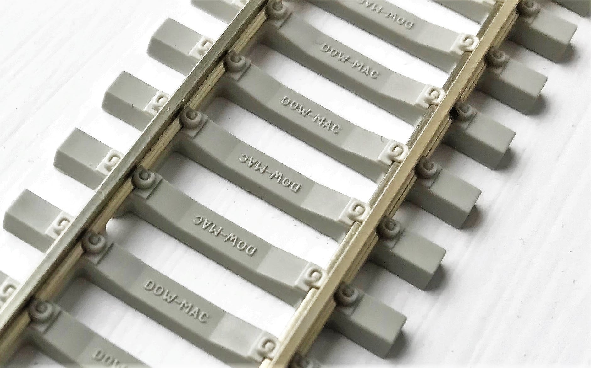 🎥 Peco Code 100 Concrete Sleeper Flexi Track – Rails