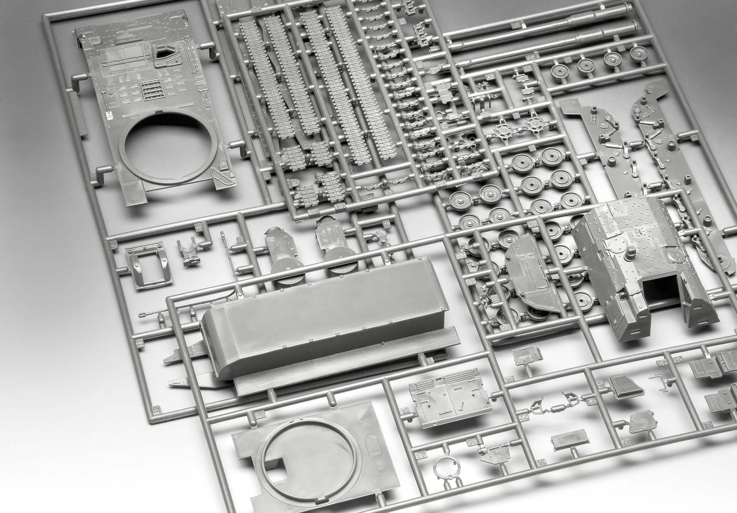 German Panzerhaubitze 2000 (1:72 Scale) Model Kit