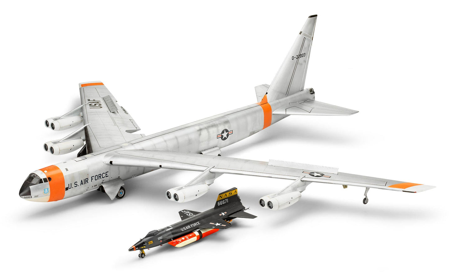 03793 B-52D Stratofortress "Platinum Edition" Model Kit