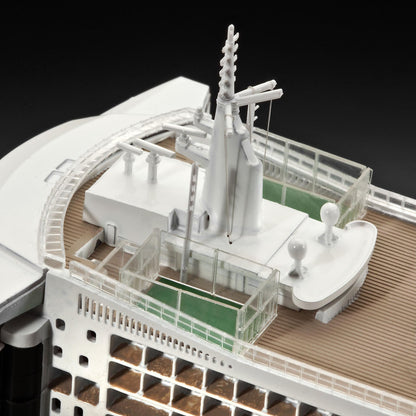 Ocean Liner Queen Mary 2 Model Kit