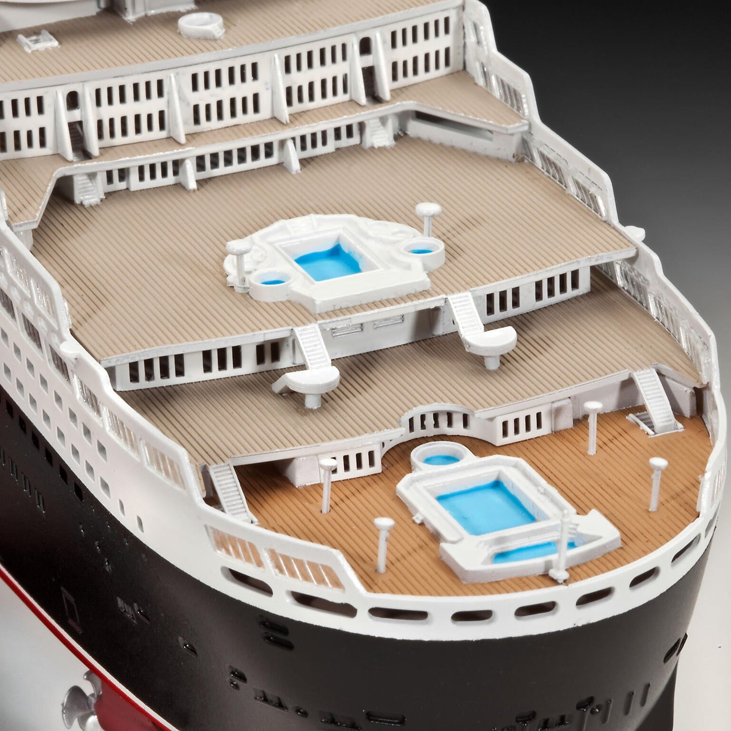 Ocean Liner Queen Mary 2 Model Kit