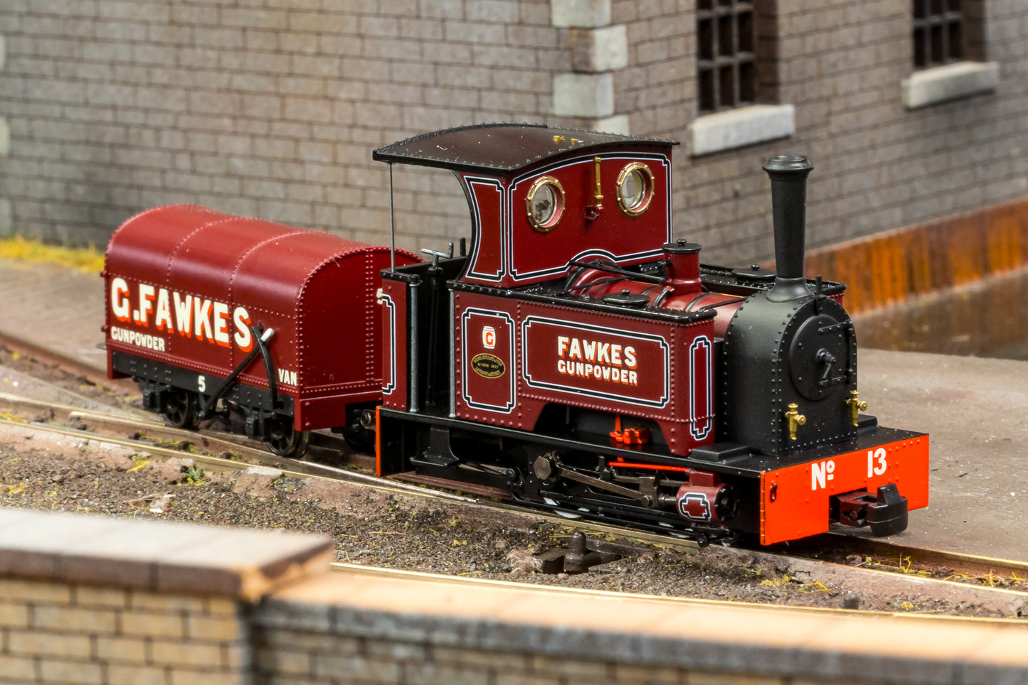 986505 Sirdar Class 0-4-0 Kerr, Stuart & Co. Long-Tank Lined Burnt Orange Steam Locomotive - DCC Fitted
