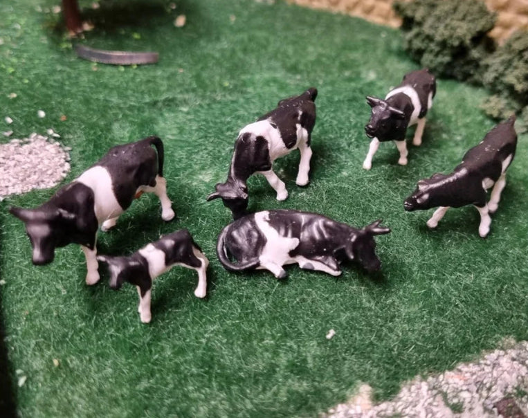 1:76 Scale Black & White Cows Figures (Pack of 6)