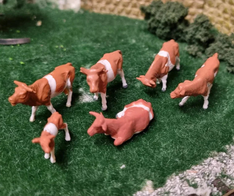 1:76 Scale Brown & White Cows Figures (Pack of 6)
