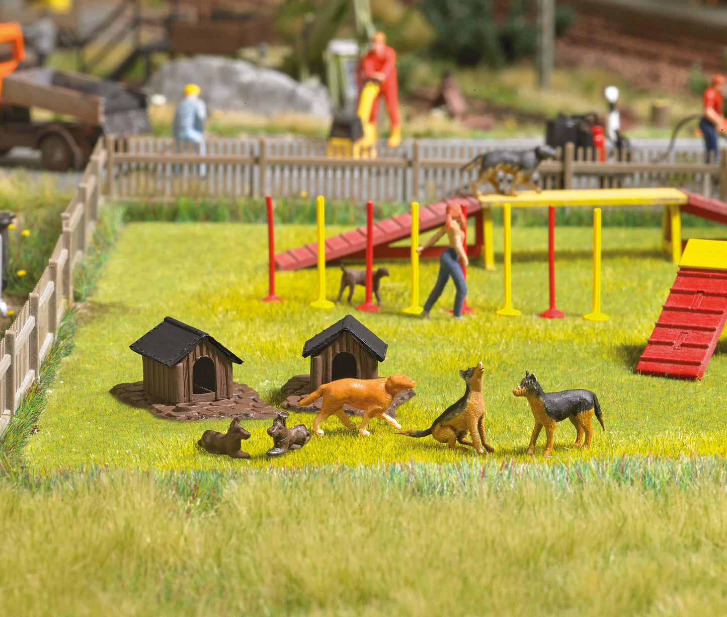 BUS1197 HO Dogs and Dog houses