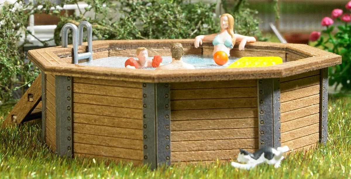 BUS1832 Family with swimming pool