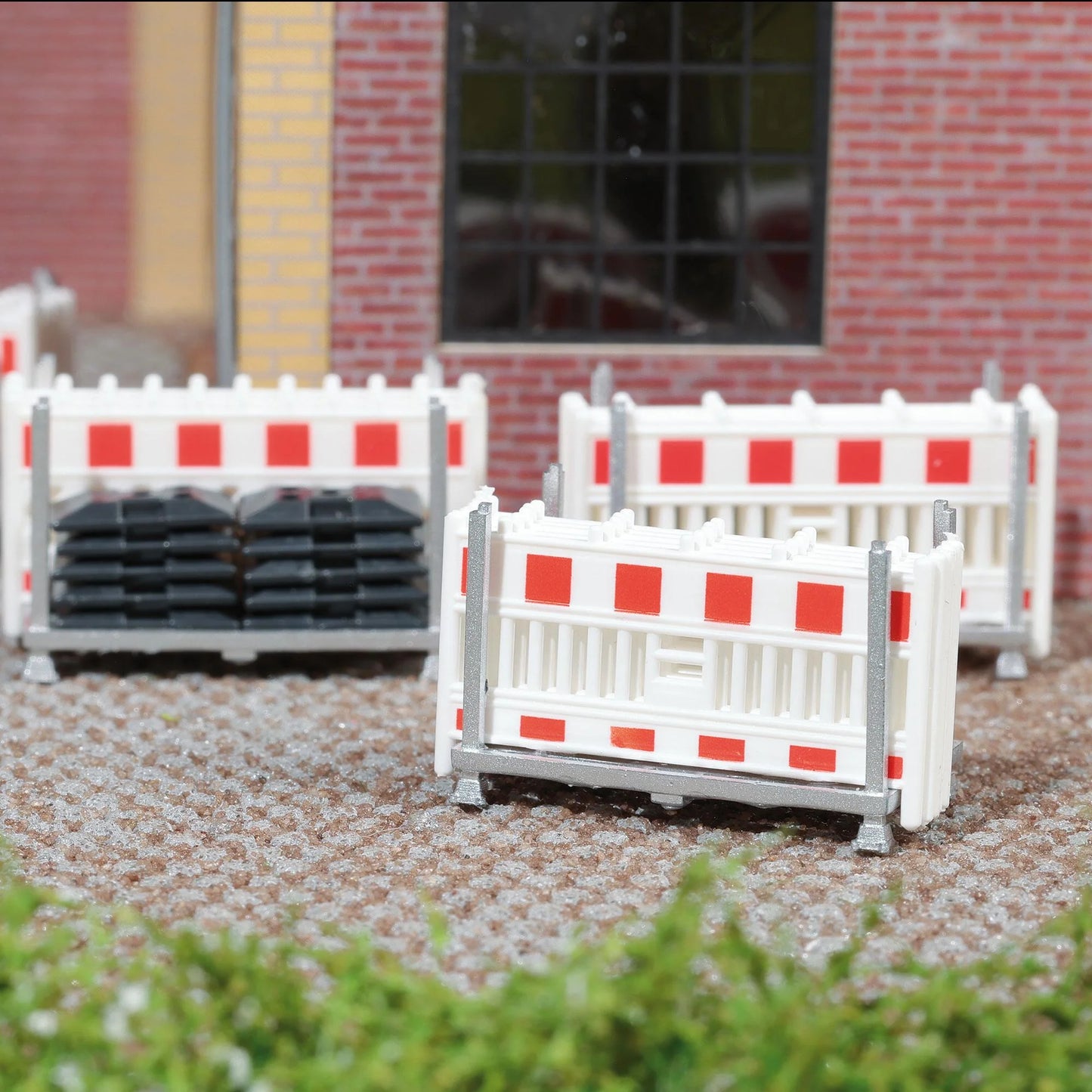 BUS1866 Transport racks with barricades