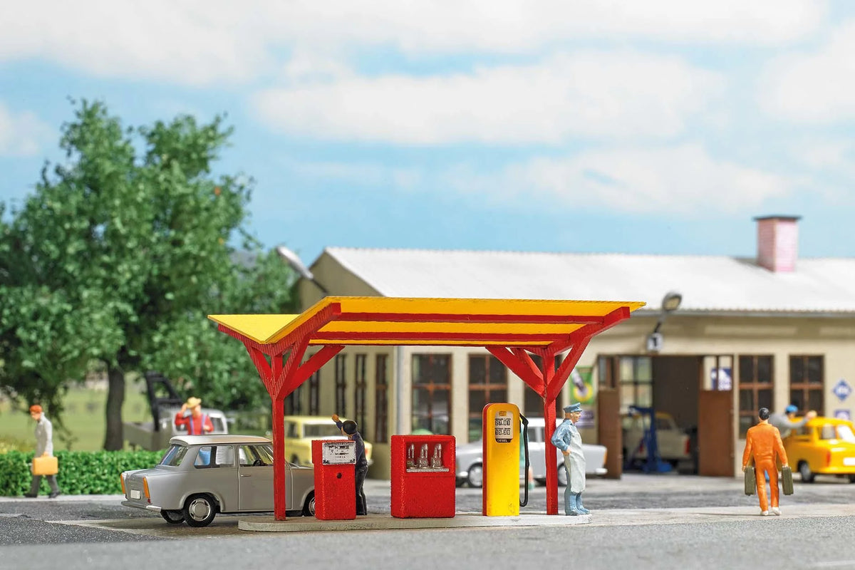 BUS1917 Petrol Station H0