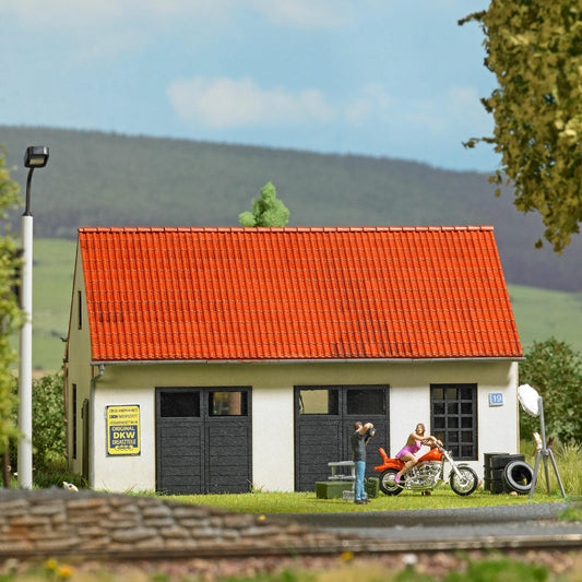 BUS1965 Small garage