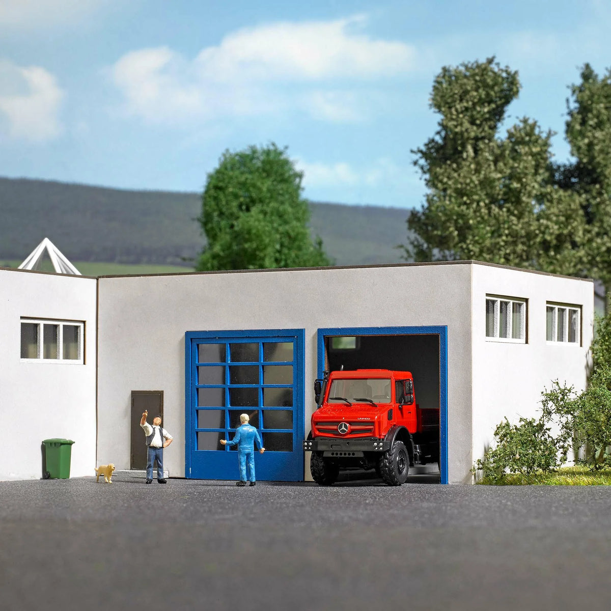 BUS1967 Small vehicle garage