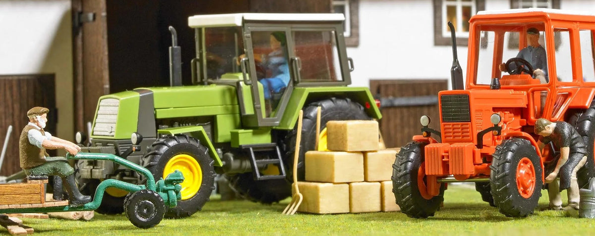 BUS1996 HO Scale Figure set Driving tractors