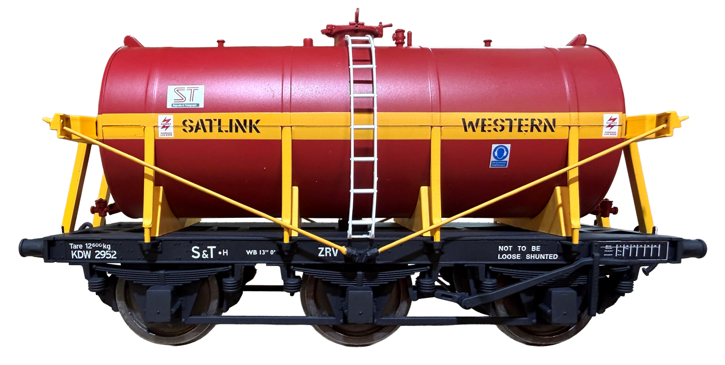 7F-031-014 6 Wheel Milk Tanker Satlink ADW2952