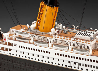 RMS Titanic 100th Anniversary Edition Gift Set (1:400) Model Kit