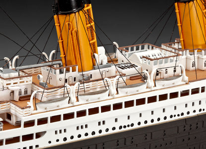 RMS Titanic 100th Anniversary Edition Gift Set (1:400) Model Kit