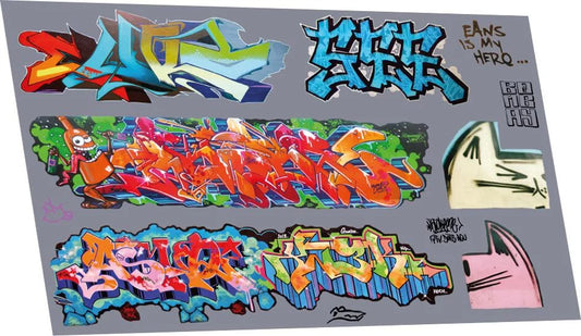 RT-2-8907 RAILTEC 2mm-8907 Graffiti: artistic G (suits larger wagons)