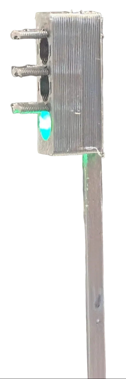 301-011 OO Gauge working traffic lights x 2