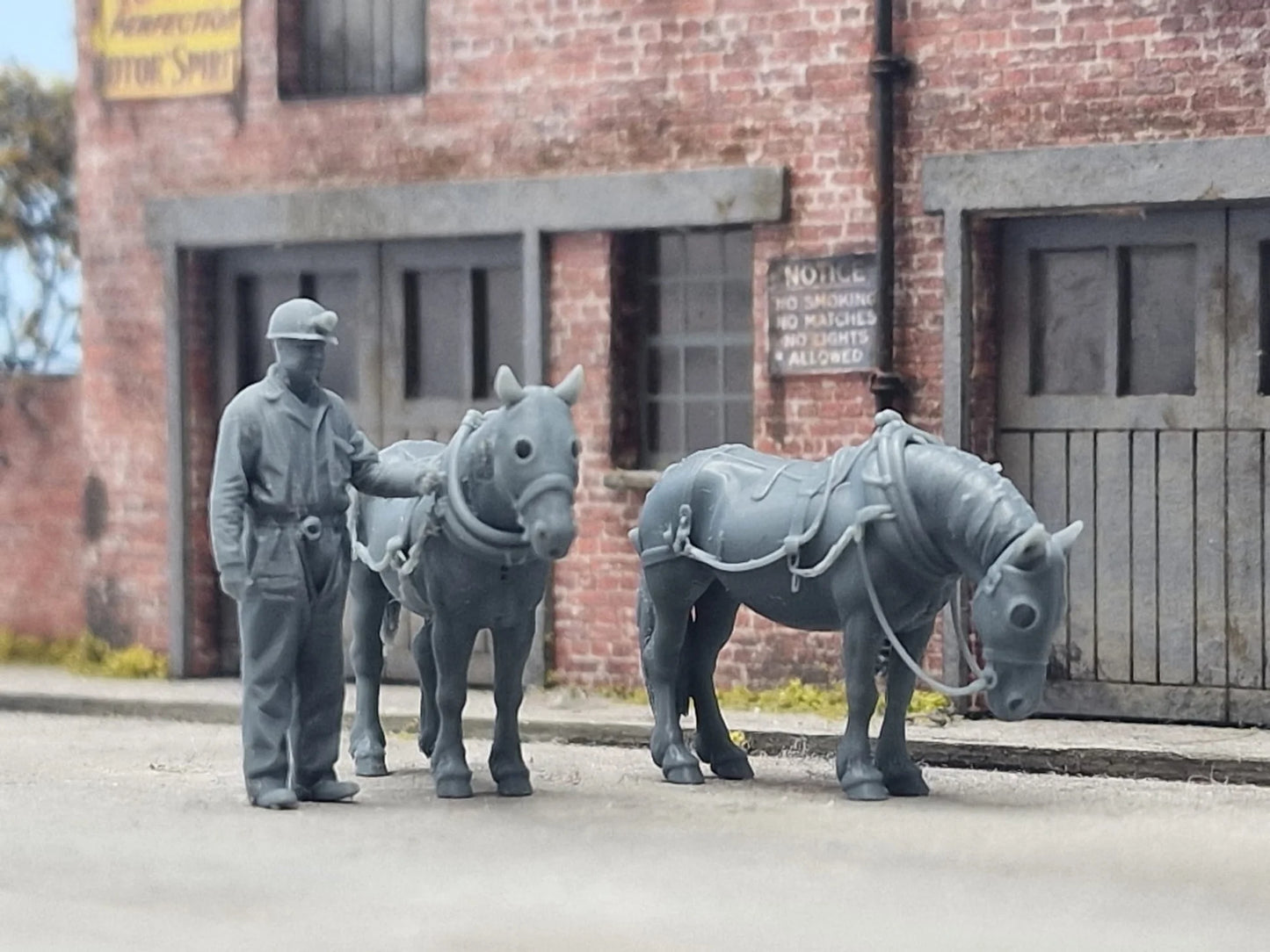 31304-043 O Gauge - Pets, Wildlife & Livestock - Pit Ponies and Miner