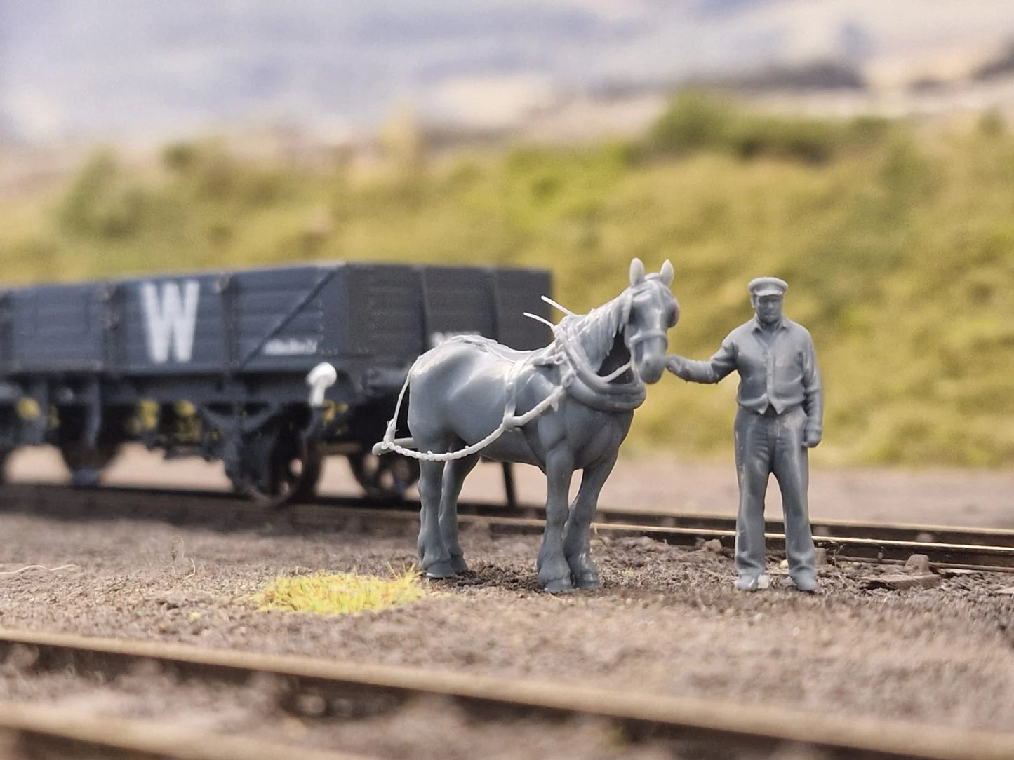 31305-076 OO Gauge - Pets, Wildlife & Livestock - Shunting Pony and Shunter