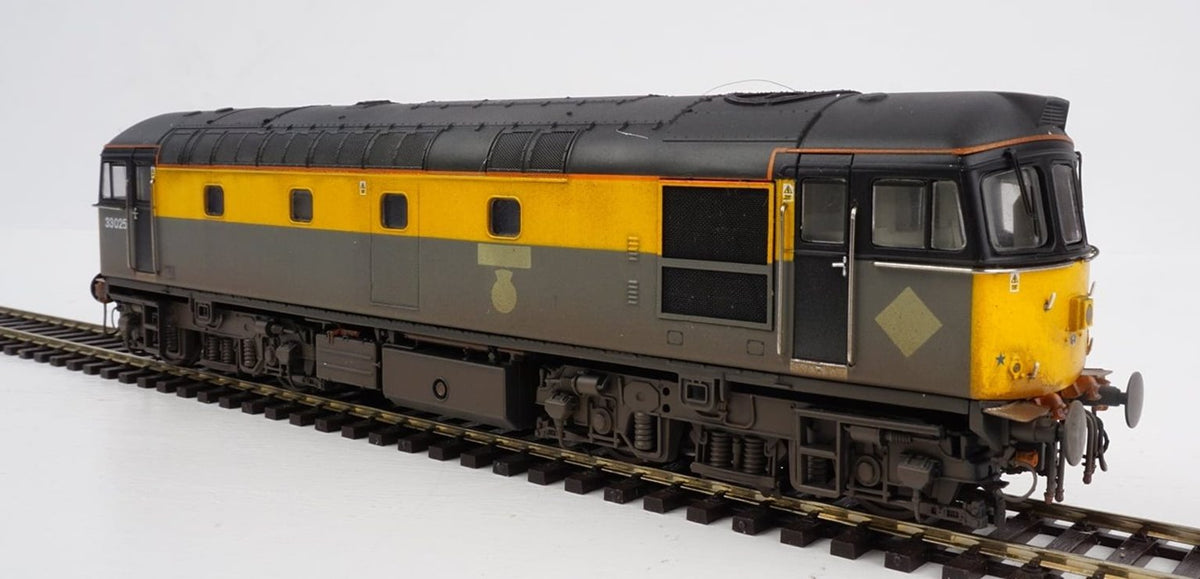 Pre-Owned Class 33 Civil Engineers grey/yellow 33025 Diesel Locomotive - Weathered