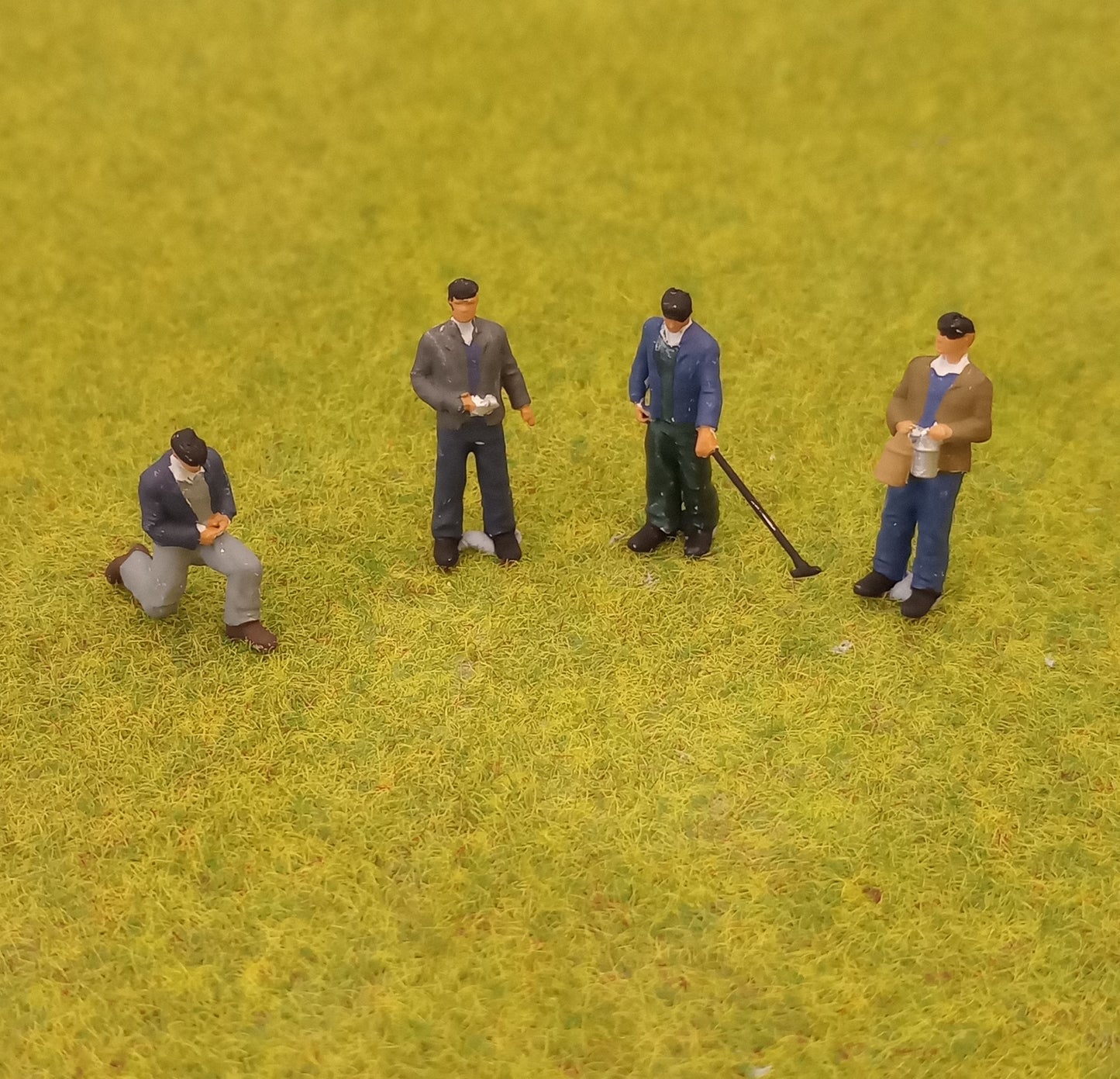 OO Gauge Depot workers incl. wheel tapper (4)